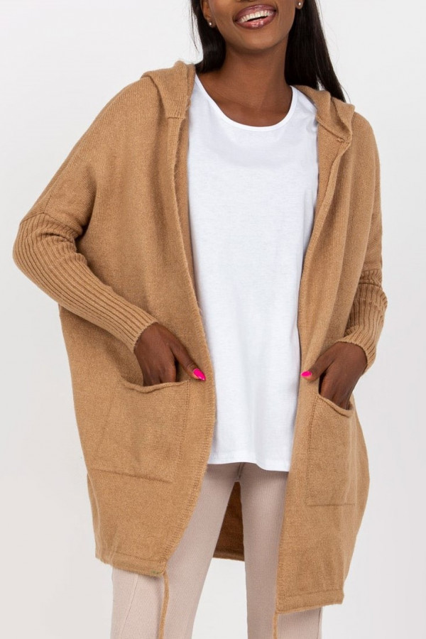 Sweter damski oversize w kolorze beżowym narzutka milutki kardigan Twist