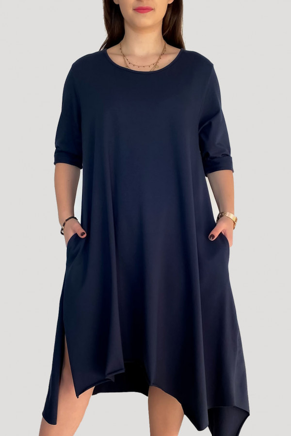 Asymetryczna sukienka plus size w kolorze granatowym długie boki kieszenie Anett
