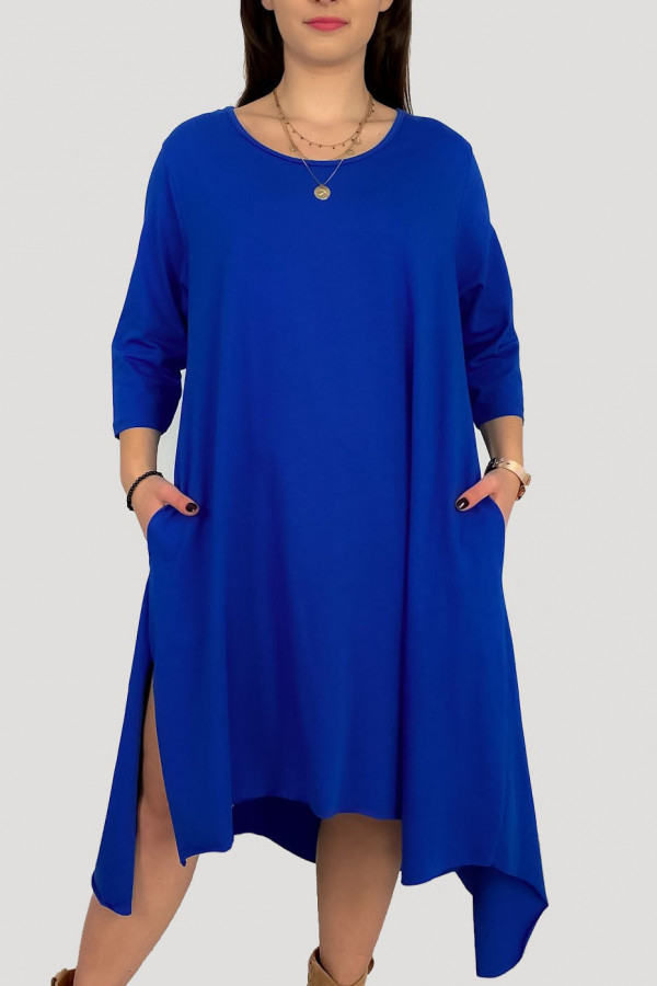 Asymetryczna sukienka plus size w kolorze kobaltowym długie boki kieszenie Anett