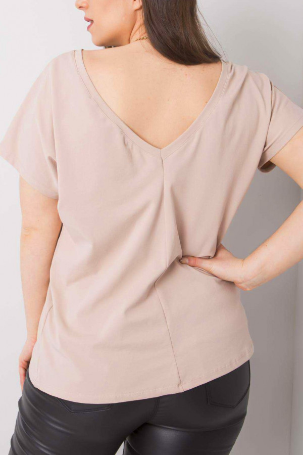 Bluzka damska plus size w kolorze beżowym t-shirt basic dekolt na plecach w serek Basanti