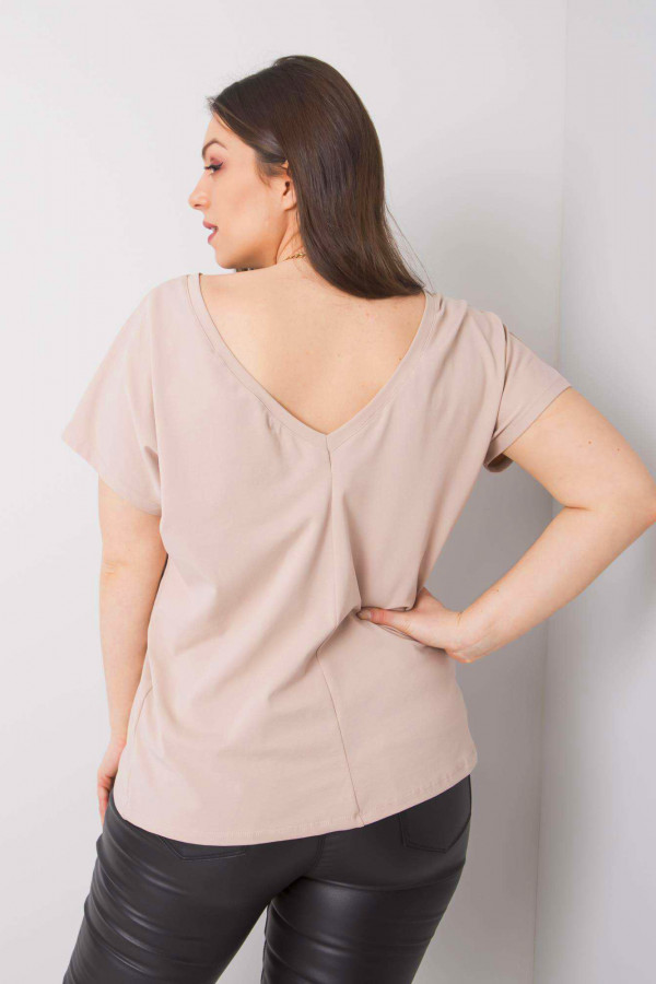 Bluzka damska plus size w kolorze beżowym t-shirt basic dekolt na plecach w serek Basanti 2