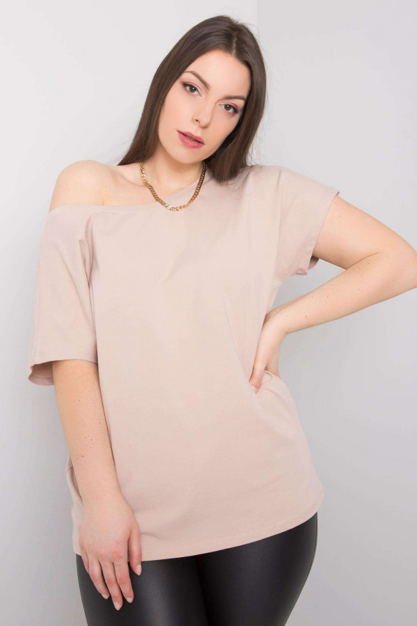 Bluzka damska plus size w kolorze beżowym t-shirt basic dekolt na plecach w serek Basanti 1