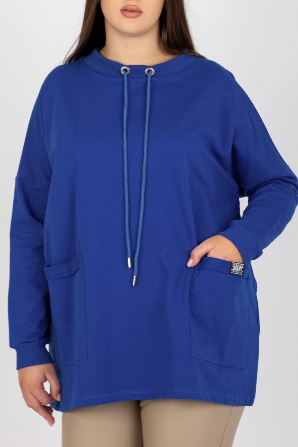 Bluza damska plus size w kolorze kobaltowym naszyte kieszenie Sami