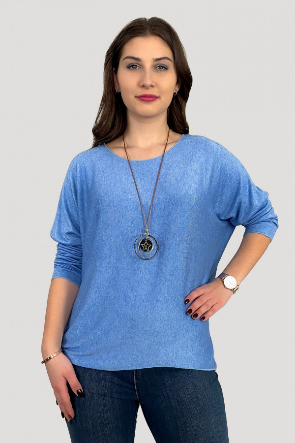 Dzianinowa bluzka oversize lekki sweterek w kolorze błękitym z naszyjnikiem Otta 1