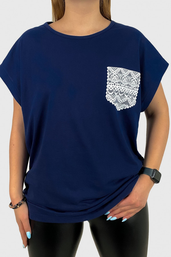 T-shirt damski plus size koszulka w kolorze granatowym print pocket kieszonka
