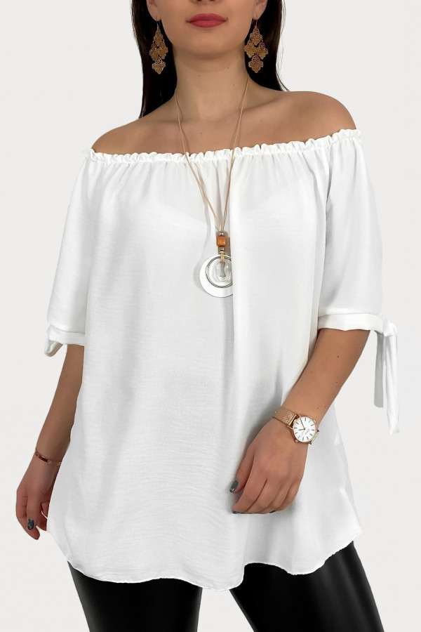 Kobieca bluzka plus size hiszpanka w kolorze białym z naszyjnikiem Carmen