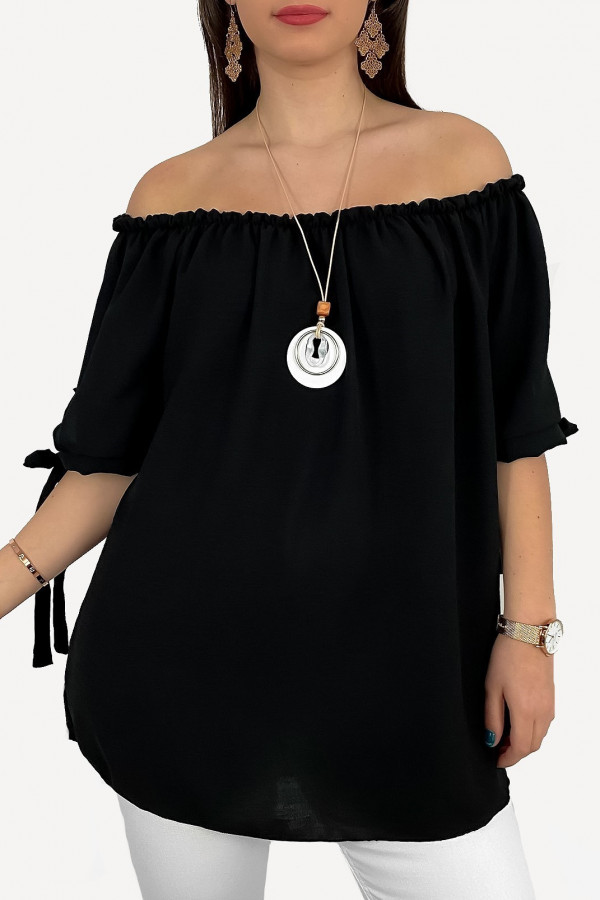 Kobieca bluzka plus size hiszpanka w kolorze czarnym z naszyjnikiem Carmen