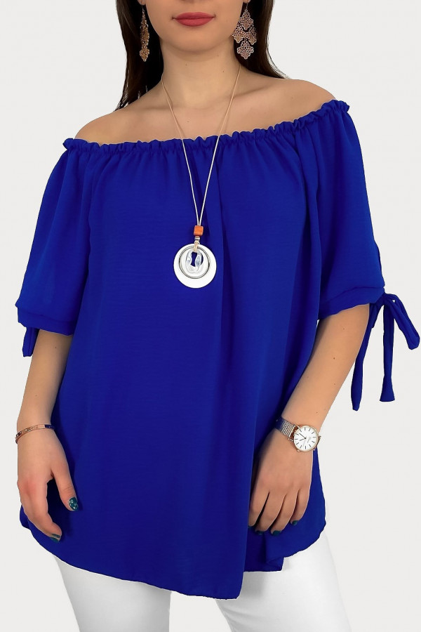 Kobieca bluzka plus size hiszpanka w kolorze kobaltowym z naszyjnikiem Carmen