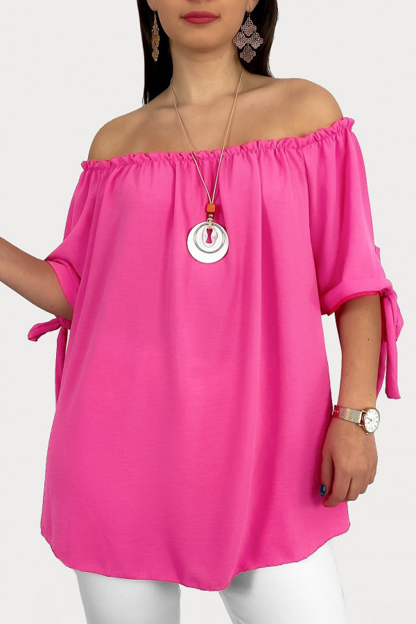 Kobieca bluzka plus size hiszpanka w kolorze różowym z naszyjnikiem Carmen