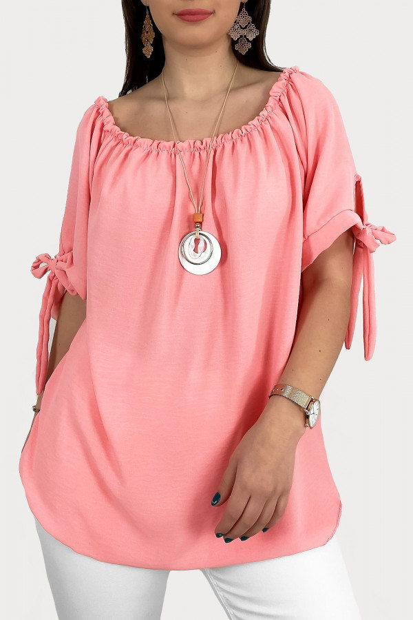 Kobieca bluzka plus size hiszpanka w kolorze łososiowym z naszyjnikiem Carmen