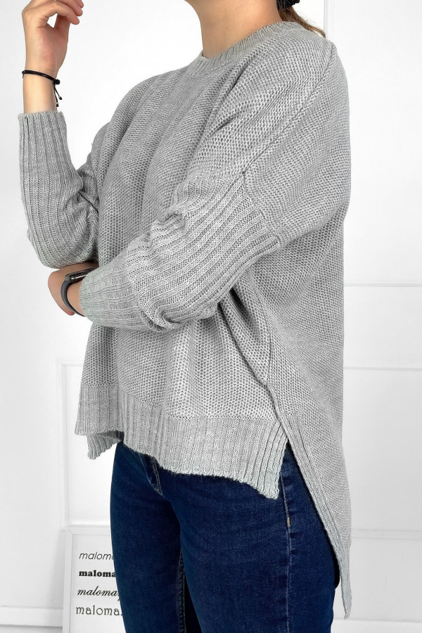 Sweter damski w kolorze szarym asymetryczny dłuższy tył Perla 1