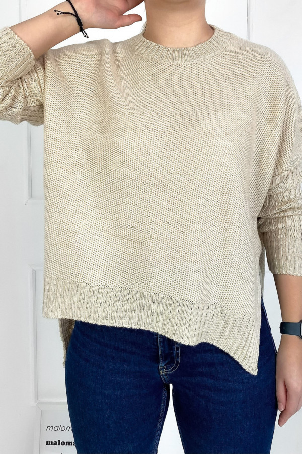 Sweter damski w kolorze beżowym asymetryczny dłuższy tył Perla 1