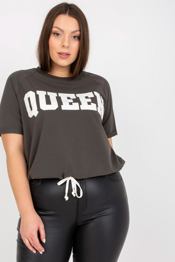 Bluzka damska plus size w kolorze ciemnym khaki wiązana queen 4