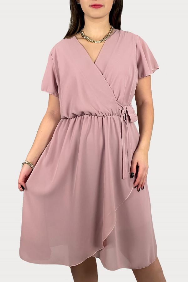 Sukienka w kolorze pudrowym zwiewna szyfon kopertowy dekolt Gracia