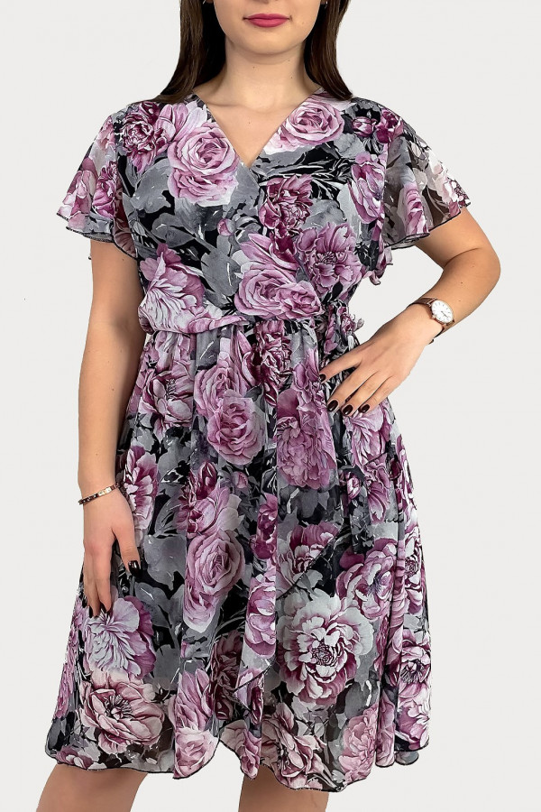 Sukienka w kolorze fioletowym kwiaty zwiewna szyfon kopertowy dekolt Gracia