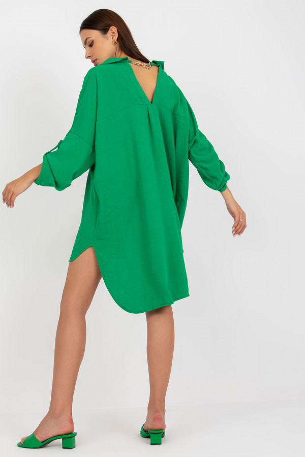 Koszulowa sukienka oversize w kolorze jasno zielonym z dłuższym tyłem złoty łańcuch Megg 2