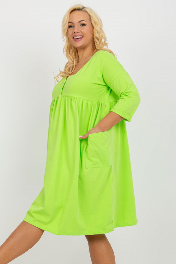 Wygodna sukienka plus size w kolorze limonkowym guziki kieszenie Tomasa 2