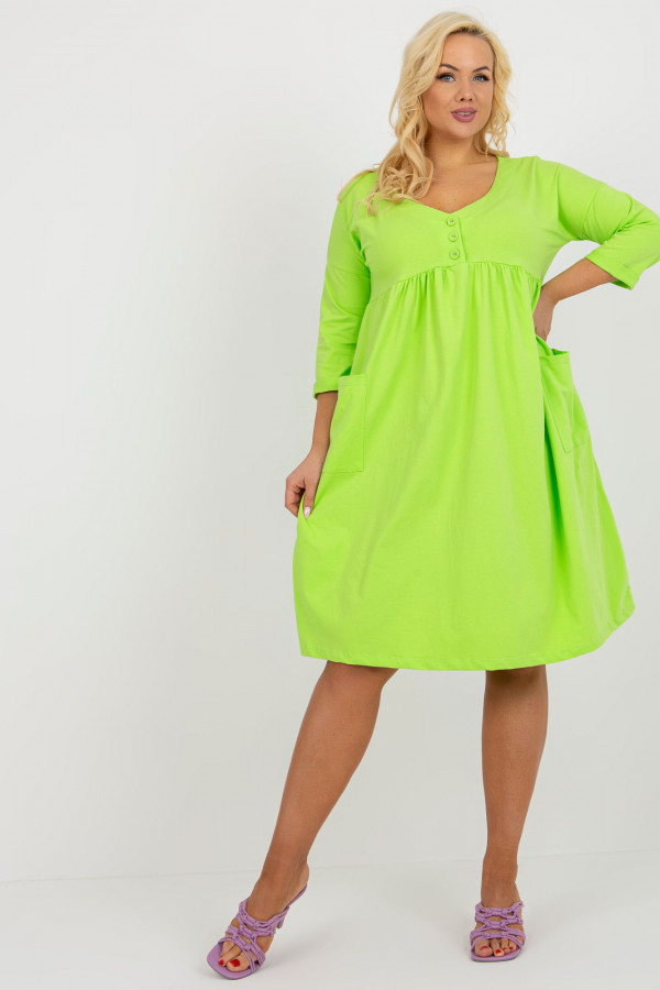 Wygodna sukienka plus size w kolorze limonkowym guziki kieszenie Tomasa 1
