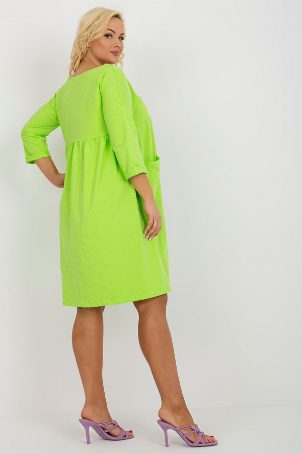 Wygodna sukienka plus size w kolorze limonkowym guziki kieszenie Tomasa 5