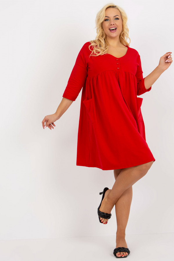 Wygodna sukienka plus size w kolorze czerwonym guziki kieszenie Tomasa 1