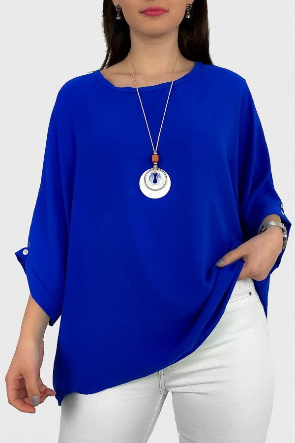 Bluzka plus size w kolorze kobaltowym oversize z naszyjnikiem LUPE