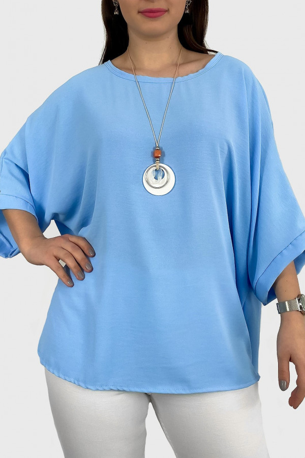 Bluzka plus size w kolorze błękitnym oversize z naszyjnikiem LUPE