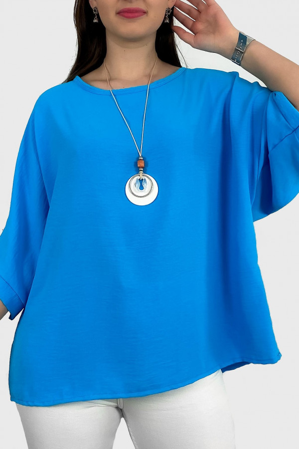 Bluzka plus size w kolorze niebieskim lazur oversize z naszyjnikiem LUPE