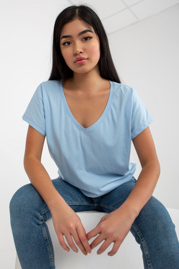 Bluzka damska w kolorze błękitnym t-shirt basic dekolt w serek v-neck luna 1
