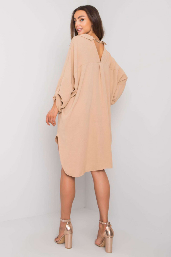 Koszulowa sukienka oversize w kolorze camelowym z dłuższym tyłem złoty łańcuch Megg 6