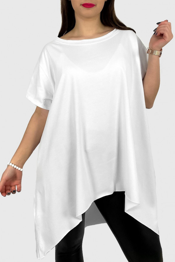 Asymetryczna tunika plus size w kolorze białym długie boki rogi Camila
