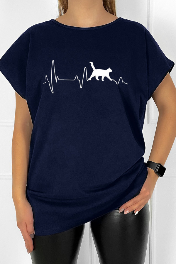 T-shirt damski plus size w kolorze granatowym linia życia kot