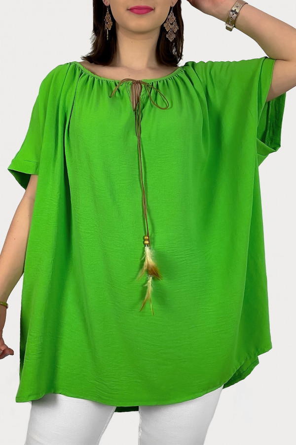 Duża bluzka tunika w kolorze zielonym oversize wiązany dekolt piórka boho