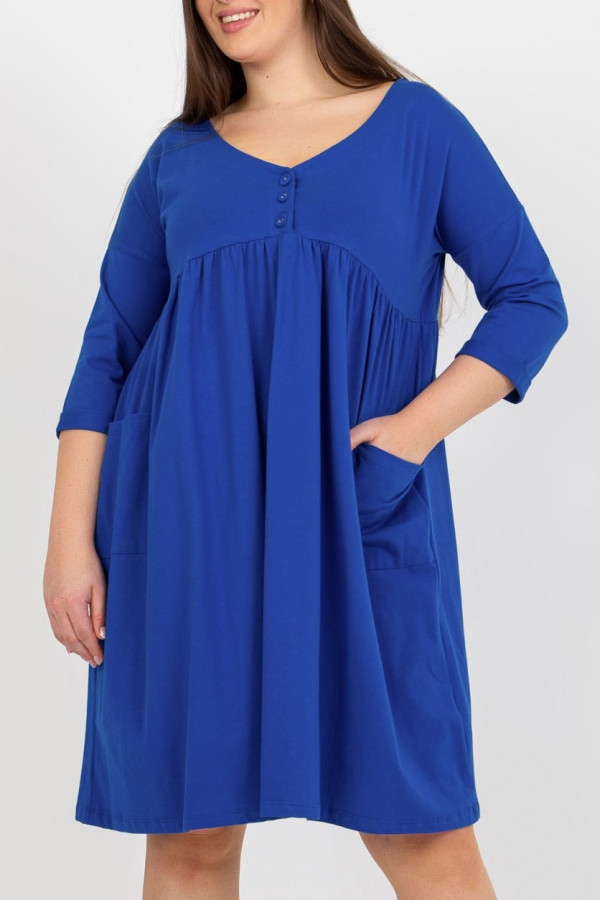 Wygodna sukienka plus size w kolorze kobaltowym guziki kieszenie Tomasa