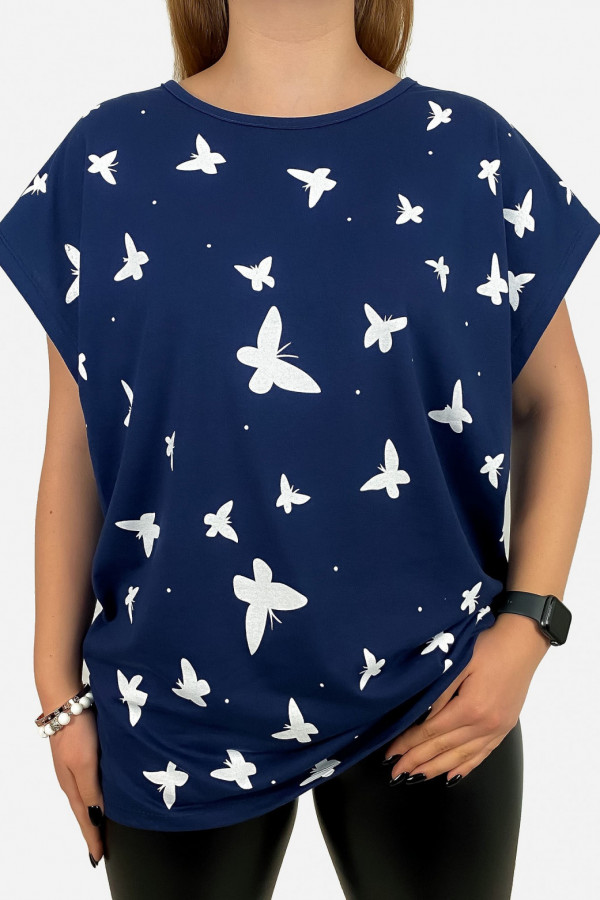 T-shirt damski plus size w kolorze granatowym wzór motyle
