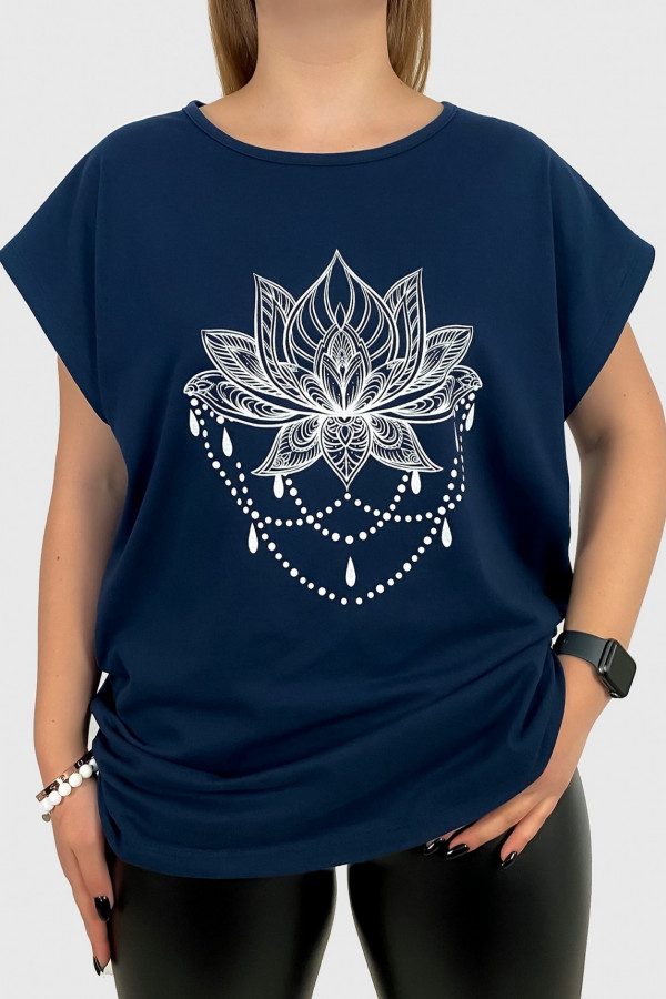 T-shirt damski plus size w kolorze granatowym kwiat lotosu