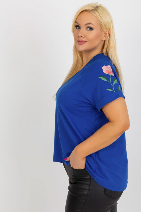 Bluzka plus size w kolorze kobaltowym dekolt serek haft kwiat 2