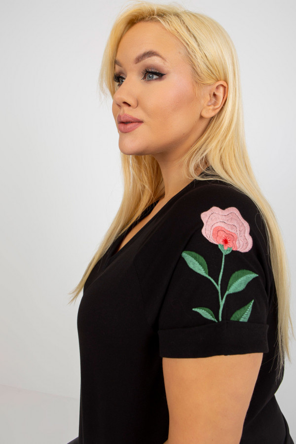 Bluzka plus size w kolorze czarnym dekolt serek haft kwiat