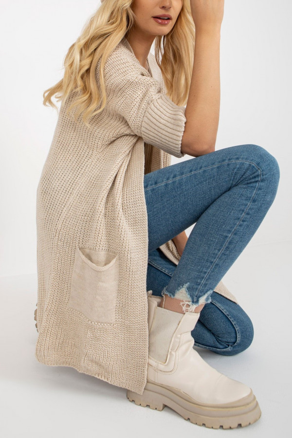 Kardigan sweter damski w kolorze jasno beżowym z kieszeniami luźna narzutka Moreno