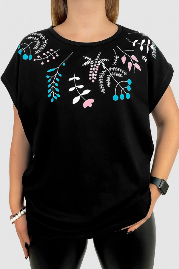 T-shirt damski plus size w kolorze czarnym dekolt kwiaty wzór