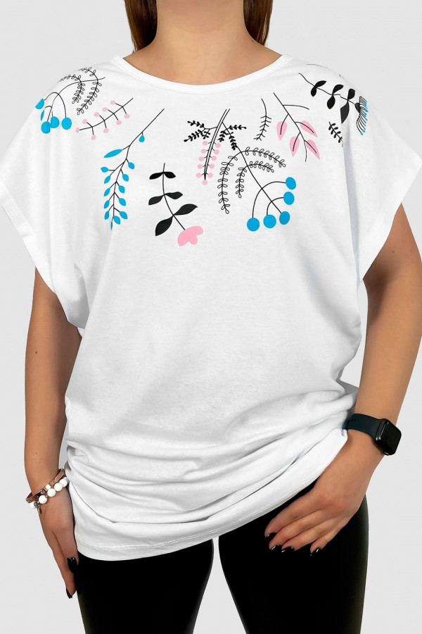 T-shirt damski plus size w kolorze białym dekolt kwiaty wzór