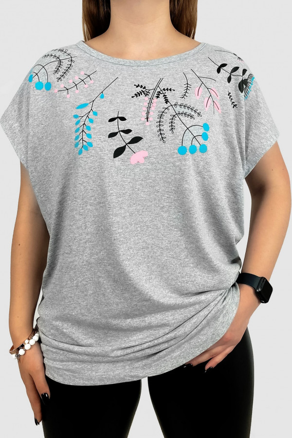 T-shirt damski plus size w kolorze szarym dekolt kwiaty wzór