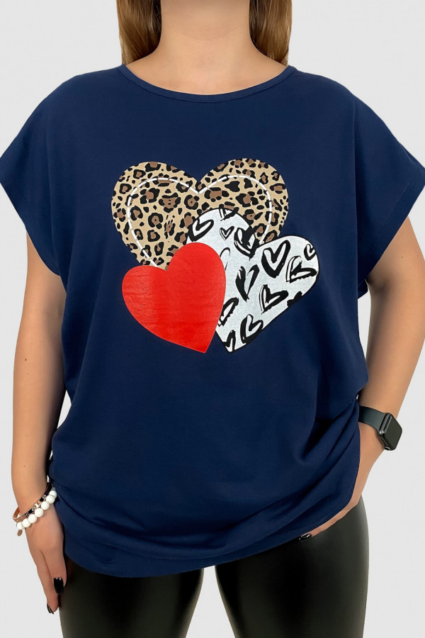 T-shirt damski plus size w kolorze granatowym print serca trio hearts