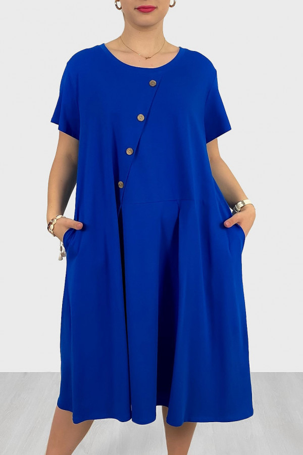 Bawełniana sukienka plus size w kolorze kobaltowym kieszenie guziki Kama