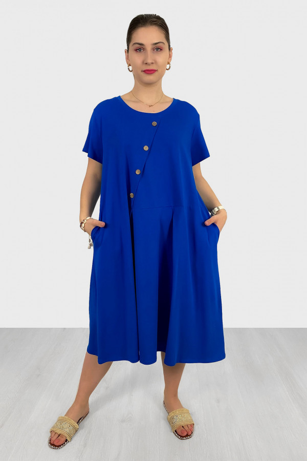 Bawełniana sukienka plus size w kolorze kobaltowym kieszenie guziki Kama 1