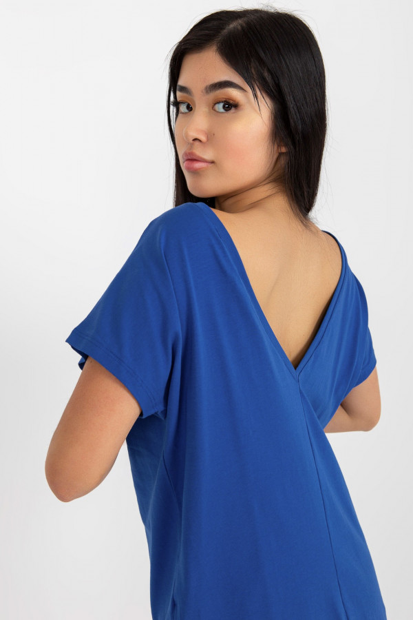 Bluzka damska w kolorze kobaltowym basic dekolt na plecach w serek v-neck caro 6