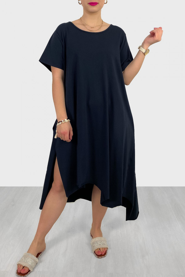 Asymetryczna sukienka plus size w kolorze granatowym długie boki kieszenie Lissa