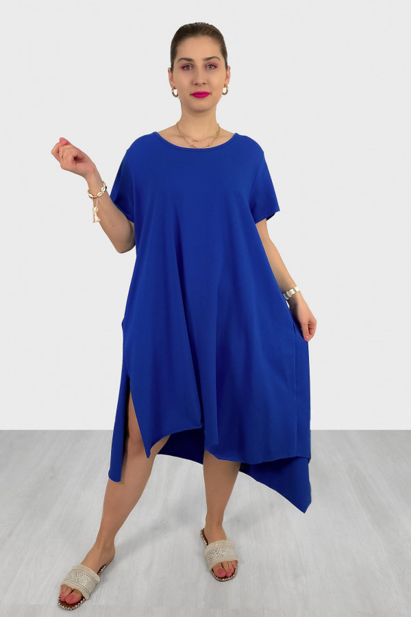 Asymetryczna sukienka plus size w kolorze kobaltowym długie boki kieszenie Lissa 1