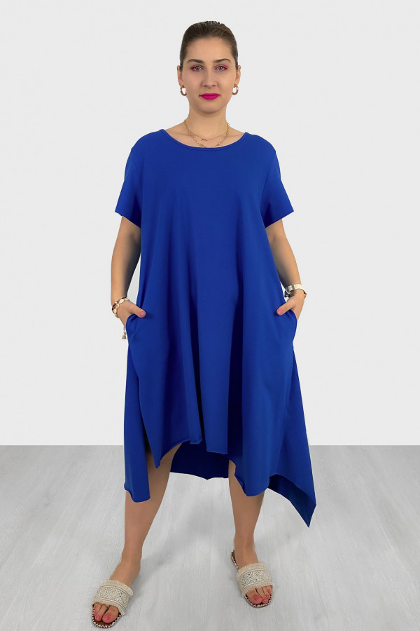 Asymetryczna sukienka plus size w kolorze kobaltowym długie boki kieszenie Lissa 2