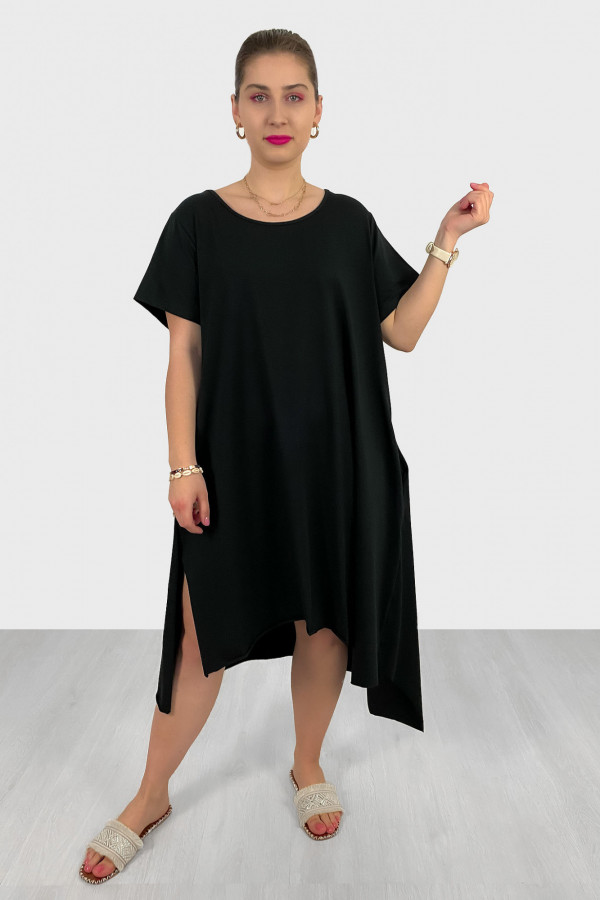 Asymetryczna sukienka plus size w kolorze czarnym długie boki kieszenie Lissa 1
