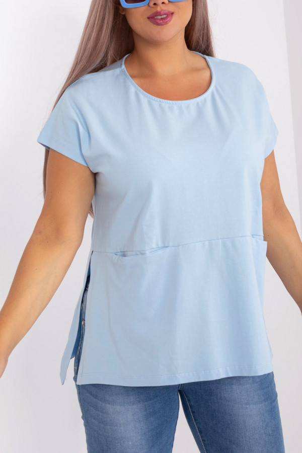 Bluzka damska plus size w kolorze błękitnym kieszenie rozcięcia